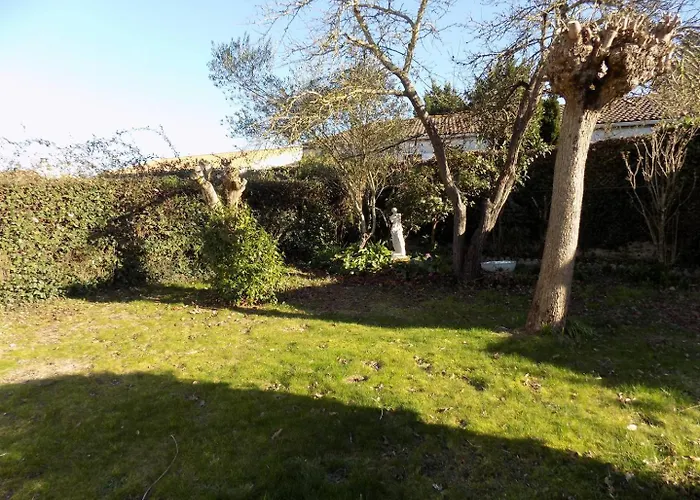 Villa - Maison De Plain-pied Avec Jardin Clos - Quartier Residentiel *